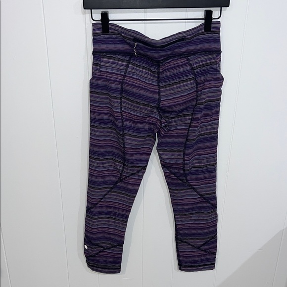 Lululemon Athletica 3/4 Lenth Purple Stripe Legging 6 - Picture 10 of 10